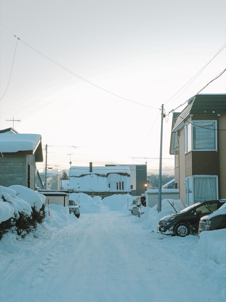 雪に覆われた北海道の生活道路｜降雪期も継続する訪問診療